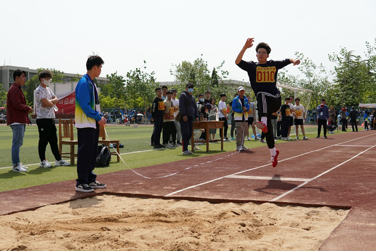 4月29日,学生男子乙组三级跳远比赛决赛在西校园体育场举行.